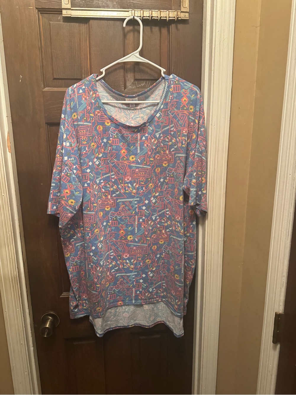 Women’s Lularoe 2XL Relaxed Fit Multi-Color Short Sleeve Top